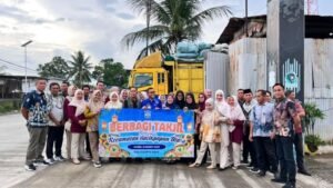 Jelang Berbuka, Pegawai Kecamatan Balikpapan Utara Bagikan Takjil untuk Pengguna Jalan